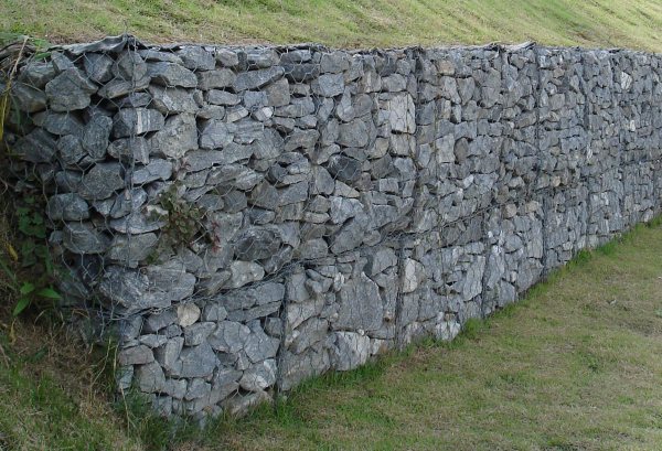 Woven gabion retaining wall